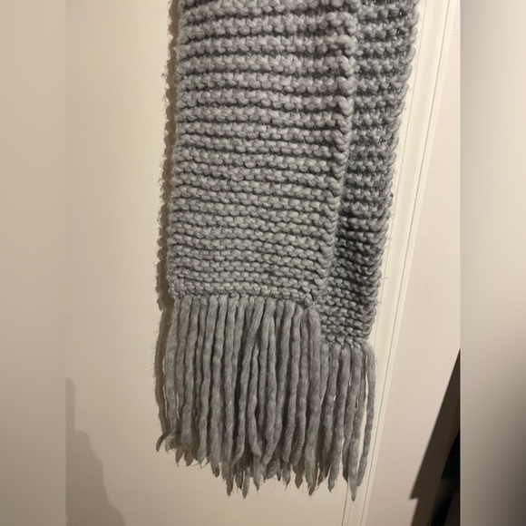 Handmade oversized grey scarf - Picture 3 of 9